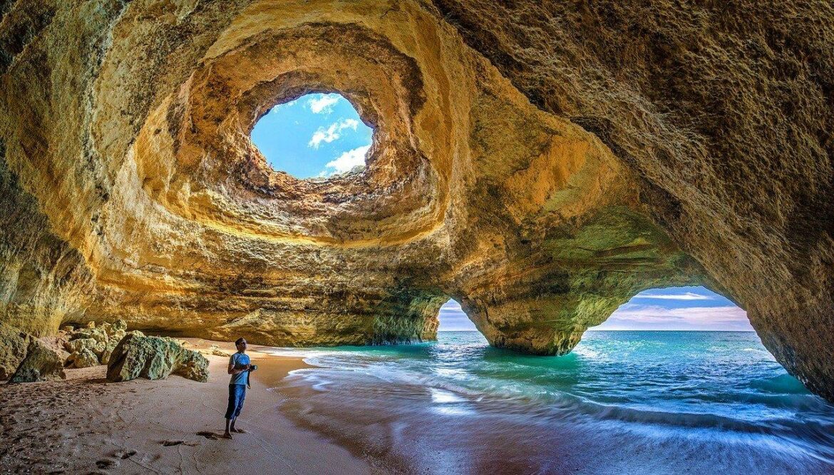 grotte sur la plage
